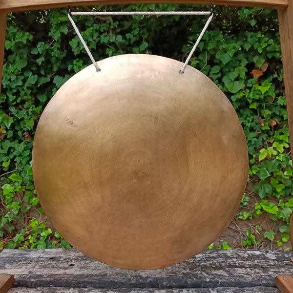 Gong de viento o wind gong hecho a mano en nepal, elaborado con una aleación tradicional de bronce.Este gong plano, sin borde elevado,produce un sonido abierto,expansivo y armonioso, ideal para la meditación, la terapia de sonido y sessiones de yoga.