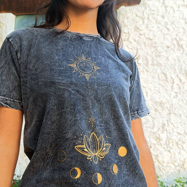 Diseños con significado. Los diseños de las camisetas forman parte del conjunto de trabajo “Mantras visuales” de la diseñadora Airis “La Il·lusòria”. Cómprala en Tibetimport.com