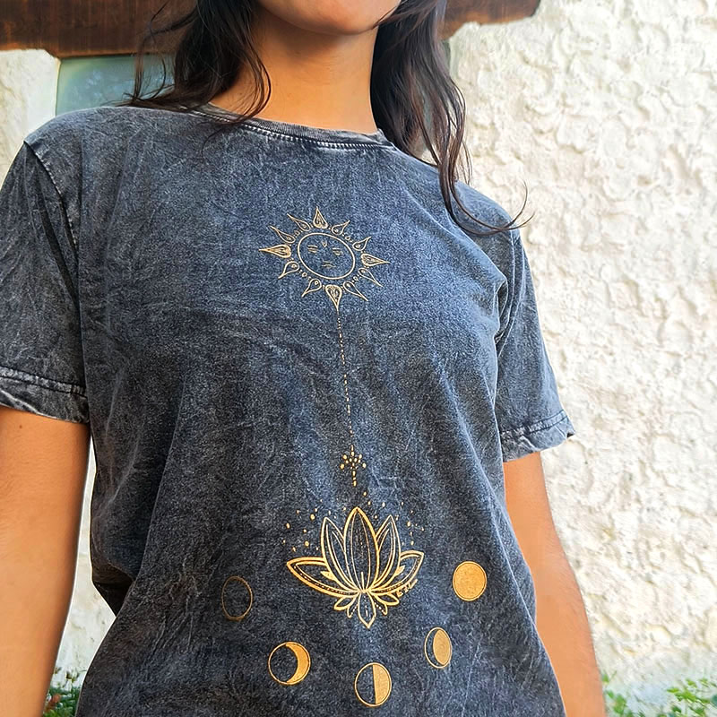 Diseños con significado. Los diseños de las camisetas forman parte del conjunto de trabajo “Mantras visuales” de la diseñadora Airis “La Il·lusòria”. Cómprala en Tibetimport.com
