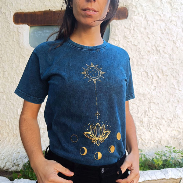 Camiseta azul conjunto de trabajo “Mantras visuales” de la diseñadora Airis
