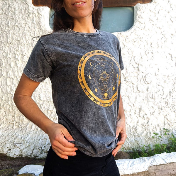 Significado del diseño camiseta Universo: Representa la creación: destruir para crear. El círculo de fuego: es la representación de la danza de Shiva Tándava, en concreto la Ananda Tándava". Significando la creación después de la destrucción. El Sol: en el centro representando la energía masculina. La Ciclicidad lunar: representado la energía femenina. tibetimport.com venta de cuencos al por mayor