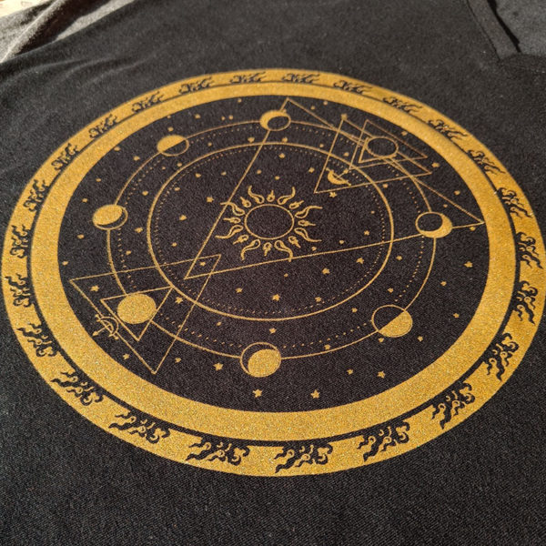 Significado del diseño camiseta Universo: Representa la creación: destruir para crear. El círculo de fuego: es la representación de la danza de Shiva Tándava, en concreto la Ananda Tándava". Significando la creación después de la destrucción. El Sol: en el centro representando la energía masculina. La Ciclicidad lunar: representado la energía femenina. Tibetimport.com al por mayor