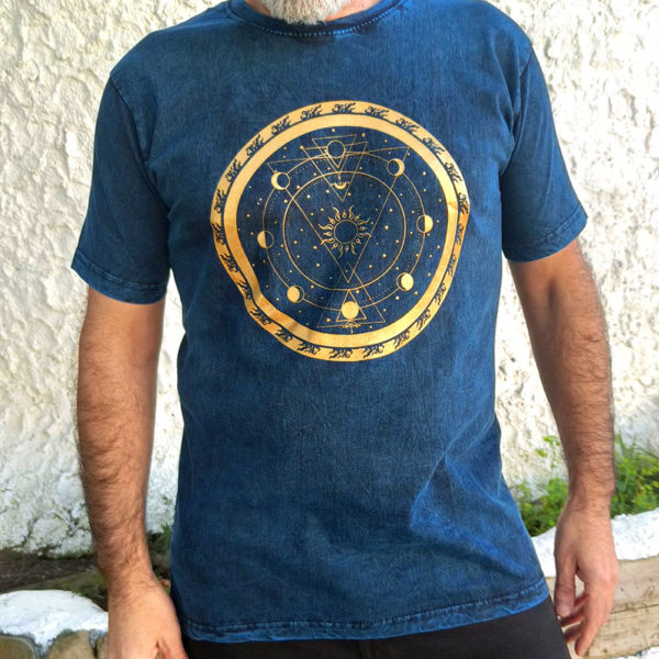 Diseños con significado. Los diseños de las camisetas forman parte del conjunto de trabajo "Mantras visuales" de la diseñadora Airis "La Il·lusòria". En los diseños de Airis "La Il·lusòria" las interpretaciones del receptor siempre han sido imprescindibles, sus diseños consiguen que cada uno reinterpretemos y utilicemos su visión para desarrollar una consciencia que nos permite una auto cura, huyendo de los dogmas. En venta en tibetimport.com