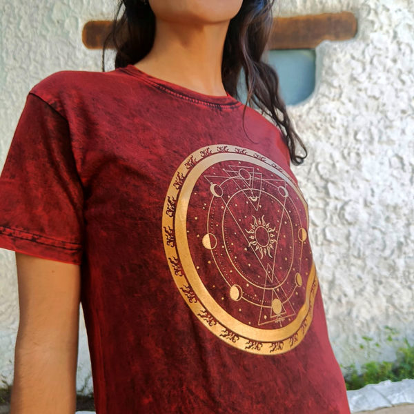 Significado del diseño camiseta Universo: Representa la creación: destruir para crear. El círculo de fuego: es la representación de la danza de Shiva Tándava, en concreto la Ananda Tándava". Significando la creación después de la destrucción. El Sol: en el centro representando la energía masculina. La Ciclicidad lunar: representado la energía femenina.