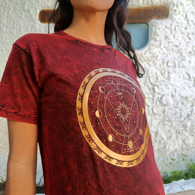 Significado del diseño camiseta Universo: Representa la creación: destruir para crear. El círculo de fuego: es la representación de la danza de Shiva Tándava, en concreto la Ananda Tándava". Significando la creación después de la destrucción. El Sol: en el centro representando la energía masculina. La Ciclicidad lunar: representado la energía femenina.