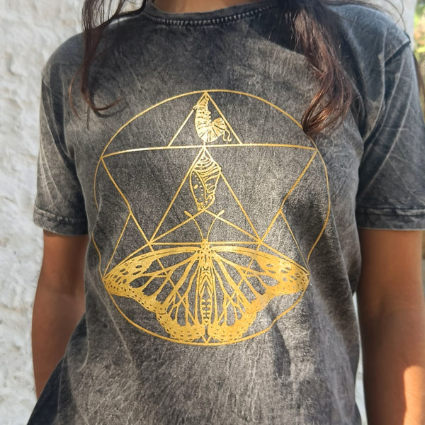 Diseños con significado. Los diseños de las camisetas forman parte del conjunto de trabajo "Mantras visuales" de la diseñadora Airis "La Il·lusòria". En los diseños de Airis "La Il·lusòria" las interpretaciones del receptor siempre han sido imprescindibles, sus diseños consiguen que cada uno reinterpretemos y utilicemos su visión para desarrollar una consciencia que nos permite una auto cura, huyendo de los dogmas.